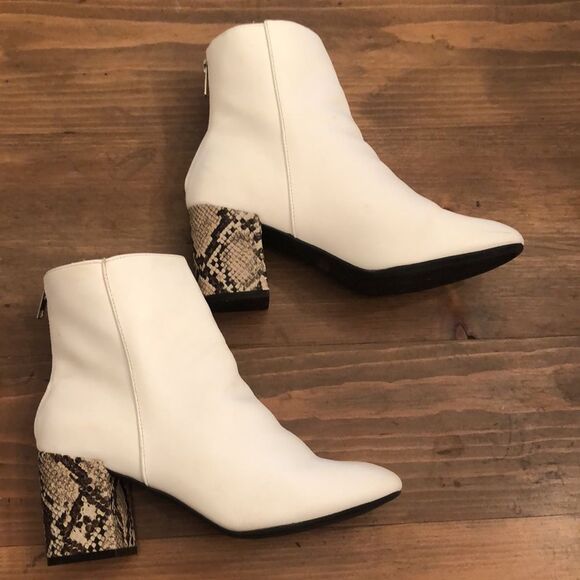BAMBOO SIZE 9 WHITE ZIP BACK BOOTIE SNAKESKIN HEEL - Picture 6 of 10